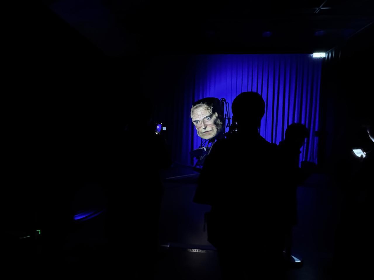 透過新科技，探討機械人與人的關係