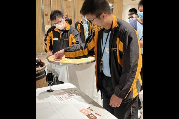 同學體驗不同氣味測試